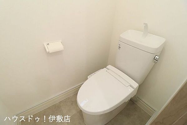 【トイレ】ウォシュレット機能付きトイレです♪タオルリングやペーパーホルダーも完備です