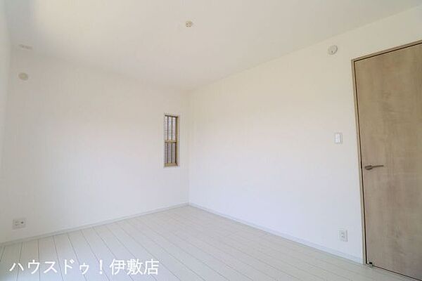 【洋室6帖】白を基調とした室内で清潔感と開放感があります