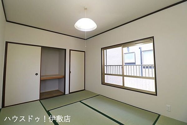 【2F和室6帖】イ草の香りにホッと癒やされる2階和室。大きな窓から朝日を取り込み、家族みんなで川の字で眠れる、安心とゆとりの寝室です。