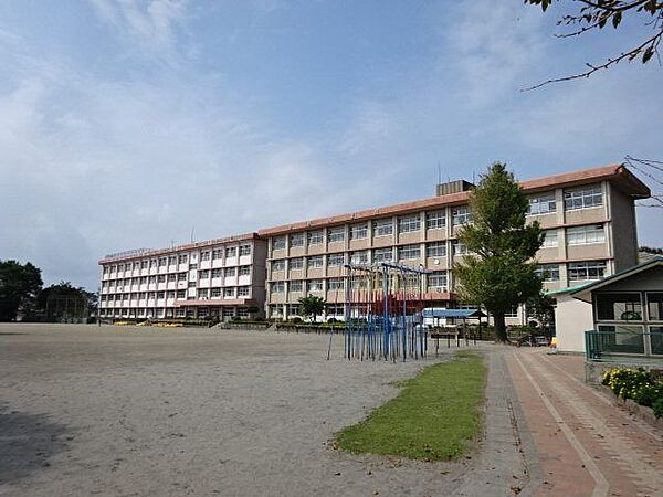吉野小学校【鹿児島市立吉野小学校】は、吉野町に位置する1871年創立の小学校です。令和3年度の生徒数は1161人で、43クラスあります。 990m