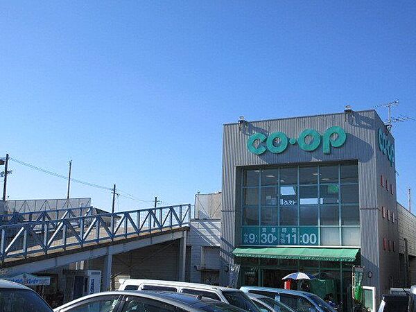 コープ吉野店営業時間 : 9:30~21:30コープのお店は、「ＣＯＯＰ商品」と「産地直結」の生鮮品、手作りのお惣菜などを中心に、毎日の暮らしをより豊かに、安心・安全な「生協品質」を提供するお…