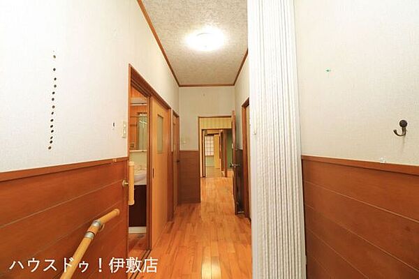 【玄関】腰板があり、木のぬくもりが感じられる室内