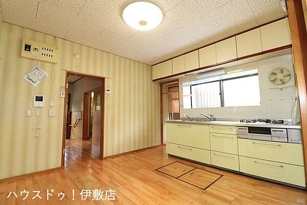 【ダイニングキッチン】家族みんなで食事をとりながら、家族だんらんが楽しめます