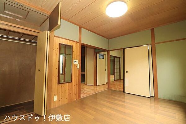 【洋室】ダイニングキッチン隣接の洋室。キッズスペースや趣味の部屋、またはゆったりくつろぐ客間としても多目的に活躍します。