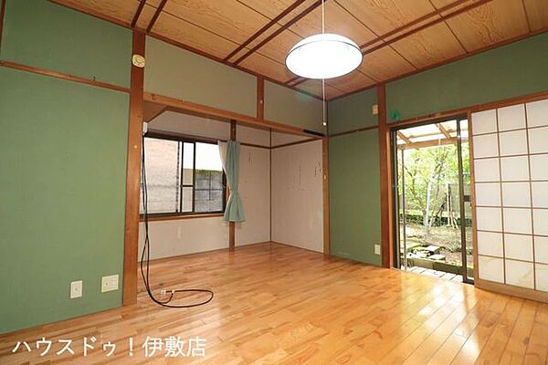 【洋室】2方向に窓があり、明るい洋室です