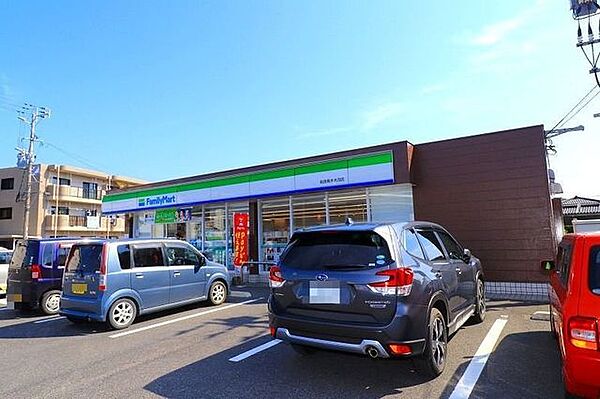 ファミリーマート姶良青木水流店[ファミリーマート姶良青木水流店]飲食品、日用品を取扱うコンビニエンスストアー 730m