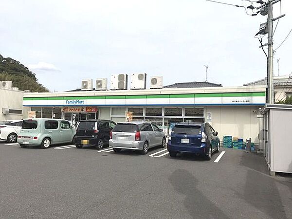 ファミリーマート 鹿児島北インター前店【ファミリーマート鹿児島北インター前店】は鹿児島市伊敷6丁目18-10に位置する伊敷ニュータウン入口交差点近くのコンビニエンスストアです。駐車場有、店内には鹿…