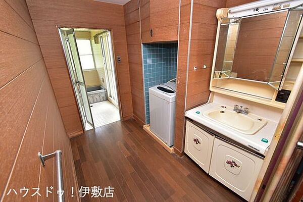 【洗面所】広々とした洗面所には洗濯機置場や洗面所がついております