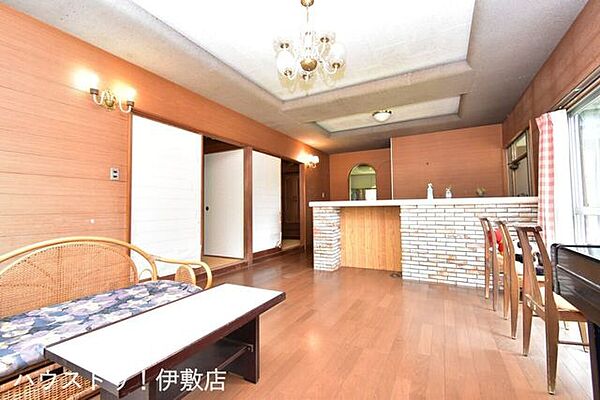 【洋室】2方向に掃き出し窓があり、部屋の奥まで光が入りやすい洋室