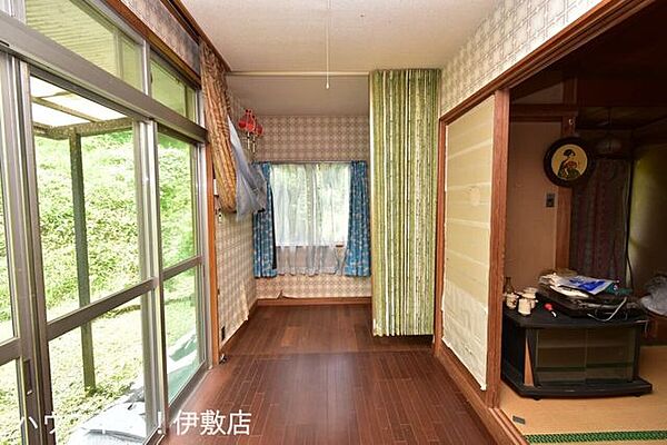 【縁側】椅子を置いて外の景色を見ながらゆっくりと過ごせます