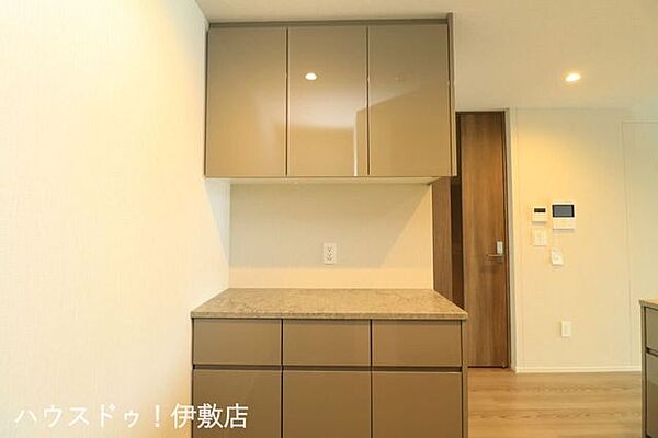 【キッチン】キッチンには備え付けのカップボード付。