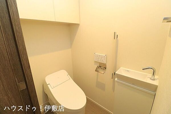 【トイレ】オシャレなトイレ♪タンクレストイレでとても広々感じられます。水栓付