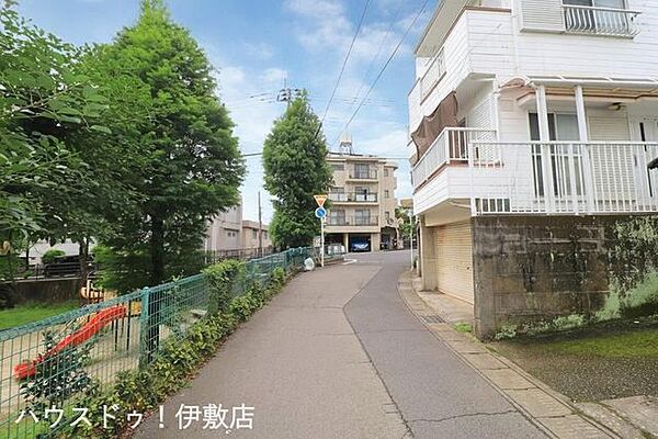 【前面道路】西側前面道路、北方面道路向かいが草牟田公園となっており、子育てに便利な立地