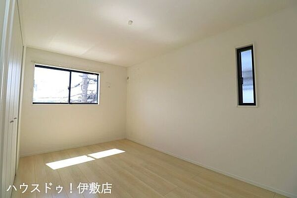 【2F洋室7.5帖】広々とした洋室です！主寝室にいかがでしょうか？