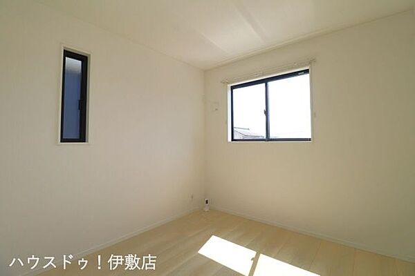 【2F洋室5帖】2F各洋室は2方向に窓があり、明るい洋室です