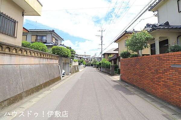 【前面道路】東南側前面道路、大通りから一本入っており、交通量少なめです