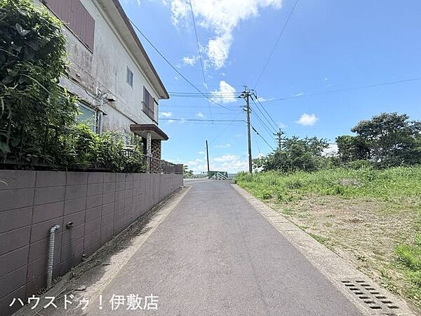 【前面道路】南側前面道路、西方面交通量少なめです