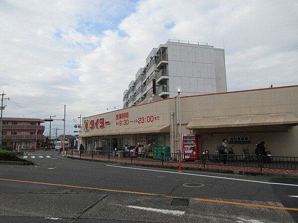 タイヨー玉里団地店【タイヨー玉里団地店】は、鹿児島市玉里団地1丁目2－1に位置する玉里団地中央交差点近くのスーパーです。取扱品目は主に「生鮮食品・日配品・一般食品・日用雑貨・衣料品・お酒」です。駐…