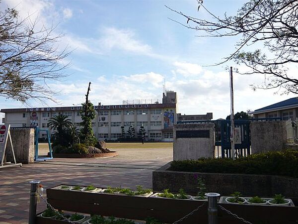 [坂元台小学校]教育目標　夢や目標をもち，自らを律しながら，共に学び共に伸びる子どもの育成校訓　《や る 気》　《元　 気》　《根　 気》 630m