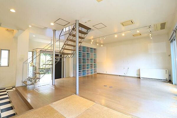 【リビング】壁一面の造作棚は、趣味のコレクション収納や魅せるインテリアとして多彩に活躍します
