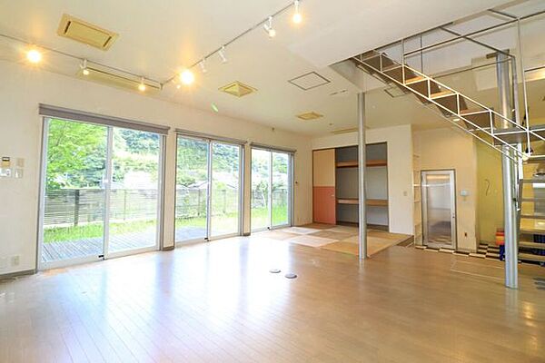 【リビング】東南側に掃き出し窓が3か所あり、部屋の奥まで光が入りやすいリビング