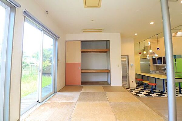 【和室】大き目の押入がついており、布団なども楽々収納できます