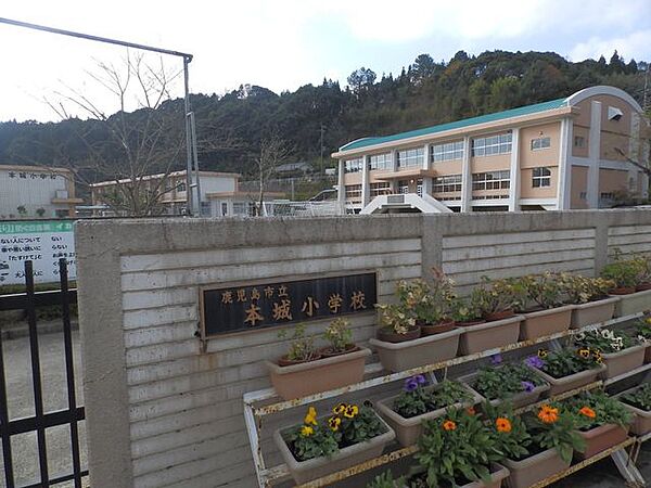 本城小学校【鹿児島市立本城小学校】は、本城町に位置する1892年創立の小学校です。令和3年度の生徒数は22人で、4クラスあります。校訓は「かしこく　やさしく　たくましく」です。 600m