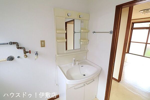 【洗面台】人気の3面鏡を採用しました。ミラー裏が収納になっているので、生活感を出さずに収納することが出来ます。