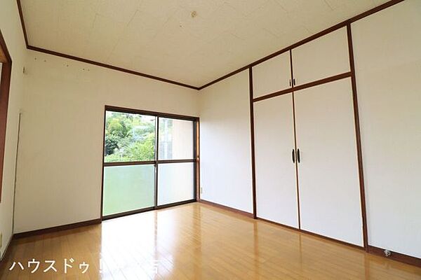 【洋室】白を基調とした室内で清潔感と開放感があります