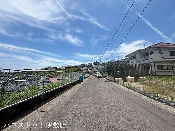 【前面道路】東側前面道路、行き止まり道路となっており、交通量少なく、小さなお子様にも安心です