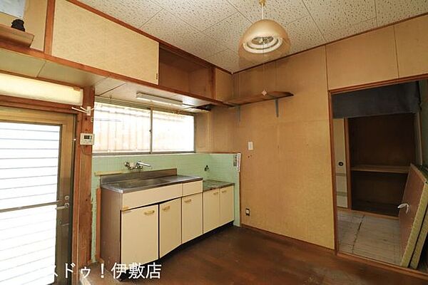 【ダイニングキッチン】勝手口付で玄関を通らずにゴミ出しが可能です
