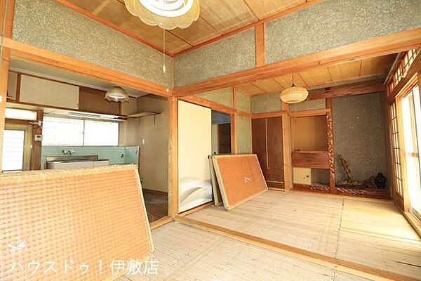 【和室】掃き出し窓が多くあり、部屋の奥まで光が入りやすい和室
