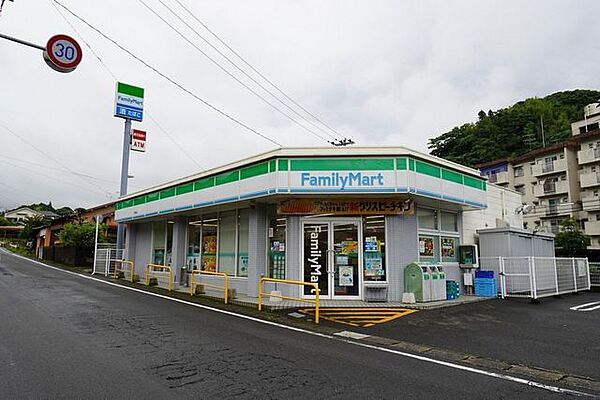 ファミリーマート 下伊敷店[ファミリーマート 下伊敷店]飲食品、日用品を取扱うコンビニエンスストアー 520m