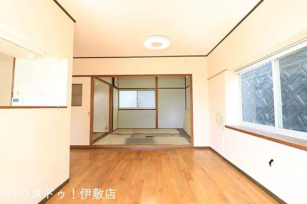 【リビング】リビング13.75帖と和室4.5帖の合わせて18.25帖の広々空間※AIによる家具消し済