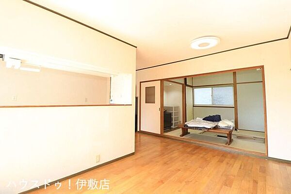 【リビング】白を基調とした室内で清潔感と開放感があります。※AIによる家具消し済