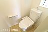 トイレ：【1Fトイレ】ウォシュレット機能付きトイレですタオルリングやペーパーホルダーも完備です