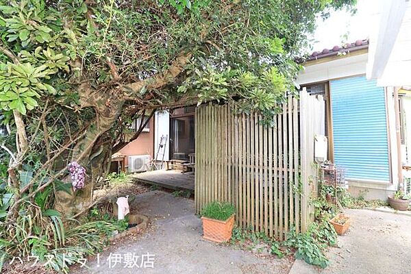 【ウッドデッキ】目隠し付きで、周りを気にせずゆっくりと過ごせます