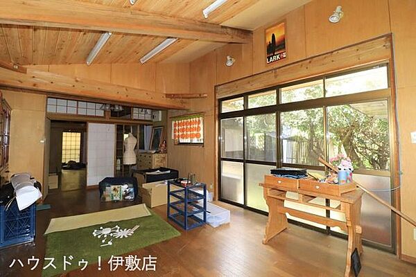 【洋室14.5帖】窓が多くあり、風通しの良い洋室です※一部AIによる家具消し
