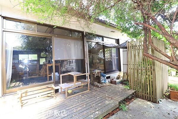 【ウッドデッキ】広々としたウッドデッキ付。BBQや庭を見ながらゆっくりと過ごせます