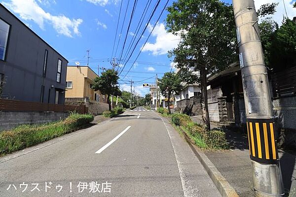 【前面道路】西側前面道路、北方面歩道付で小さなお子様にも安心です