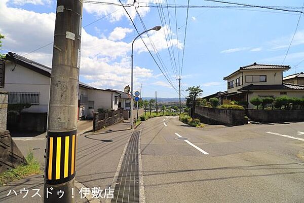 【前面道路】西側前面道路、南方面歩道付で小さなお子様にも安心です