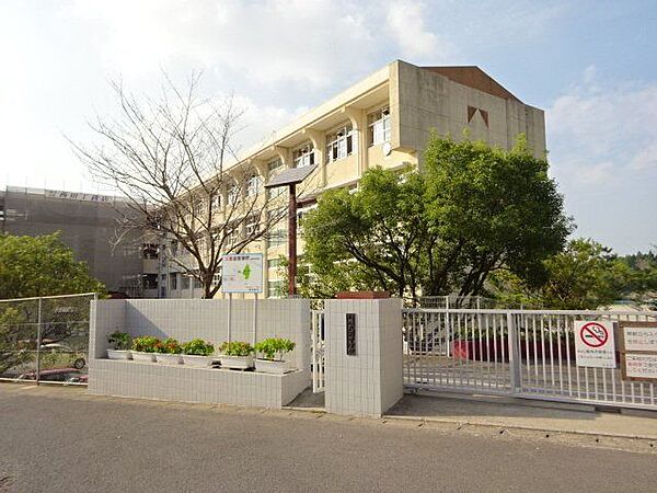 武岡中学校【鹿児島市立武岡中学校】は、武岡5丁目に位置する1988年創立の中学校です。令和3年度の生徒数は276人で、10クラスあります。校訓は「自立・友愛・創造」です。 1250m