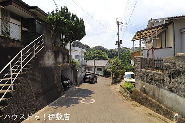 【前面道路】南側前面道路、西方面行き止まり道路で交通量少なめです