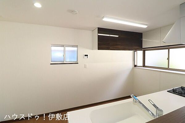 【キッチン】キッチン背面は広々としており、冷蔵庫やカップボードなど置いても余裕の広さ