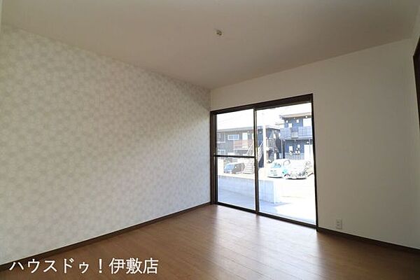 【洋室5.4帖】掃き出し窓があり、部屋の奥まで光が入りやすい洋室です