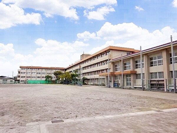西陵中学校【鹿児島市立西陵中学校】は、西陵5丁目に位置する1984年創立の中学校です。令和3年度の生徒数は387人で、13クラスあります。校訓は「力一杯　今を　生きる」です。 650m