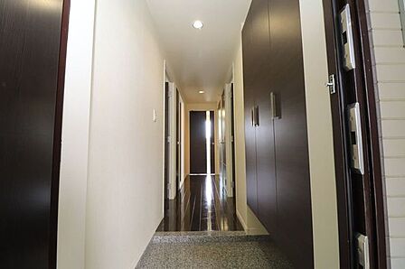 【玄関】玄関を開けるとリビングからの光が差し込む開放感のある空間