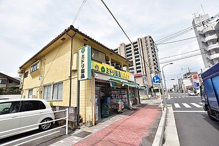 ミドリ薬品大竜店【ミドリ薬品大竜店】鹿児島市大竜町にあるドラッグストアです。営業時間 9:00~23:00取扱品 第2類/第3類医薬品、健康食品、化粧品、日用消耗品、菓子、食品、ベビー 300m