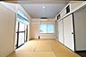 和室：【1F和室6帖】東側と南側に窓があり、一日を通して光が入りやすい和室です