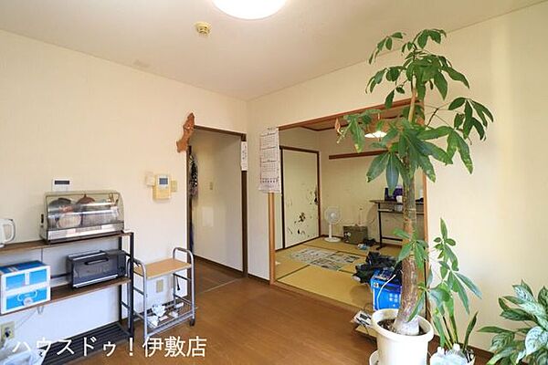 【ダイニングキッチン】ダイニングから和室へ続く動線は、生活スタイルに合わせた使い方が可能です。思い思いのインテリアを配置して、自分らしい暮らしを描けます。